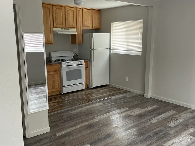 1915 1/2 Addison St #103 — Photo 8