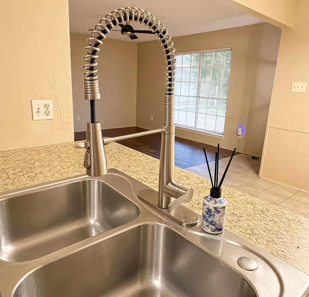2 bed, 905 sqft, $1,475 — Photo 2