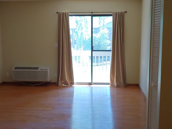 3rd image of 920 N Lakeside Dr APT 2A
