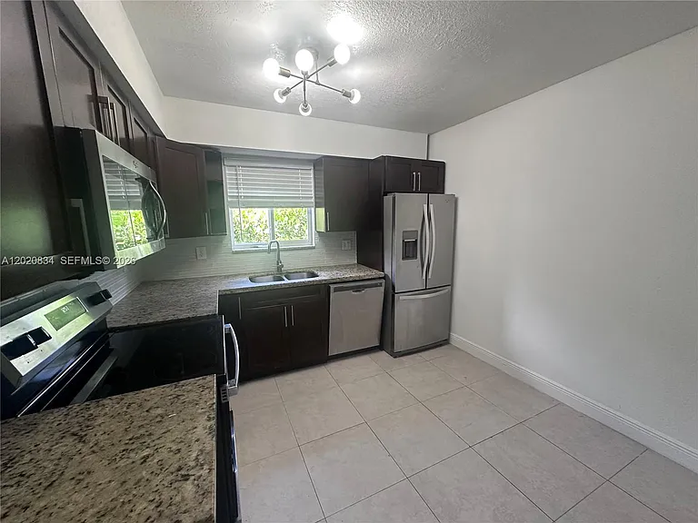 2806 SW 35th Ave #1 — Photo 16