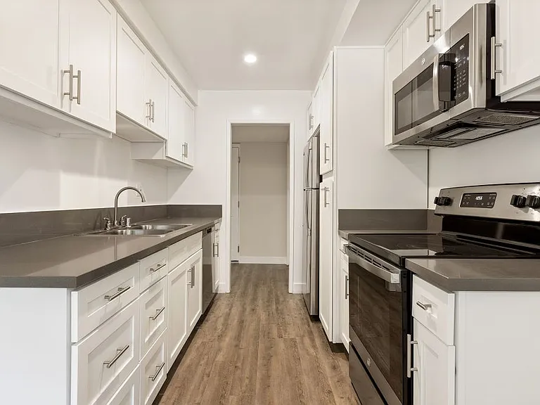 Lombardi Apartments — Photo 37