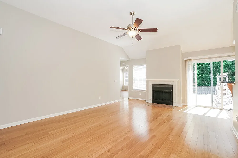 3 bed, 2.0 bath, 1659 sqft, $2,370 — Photo 3