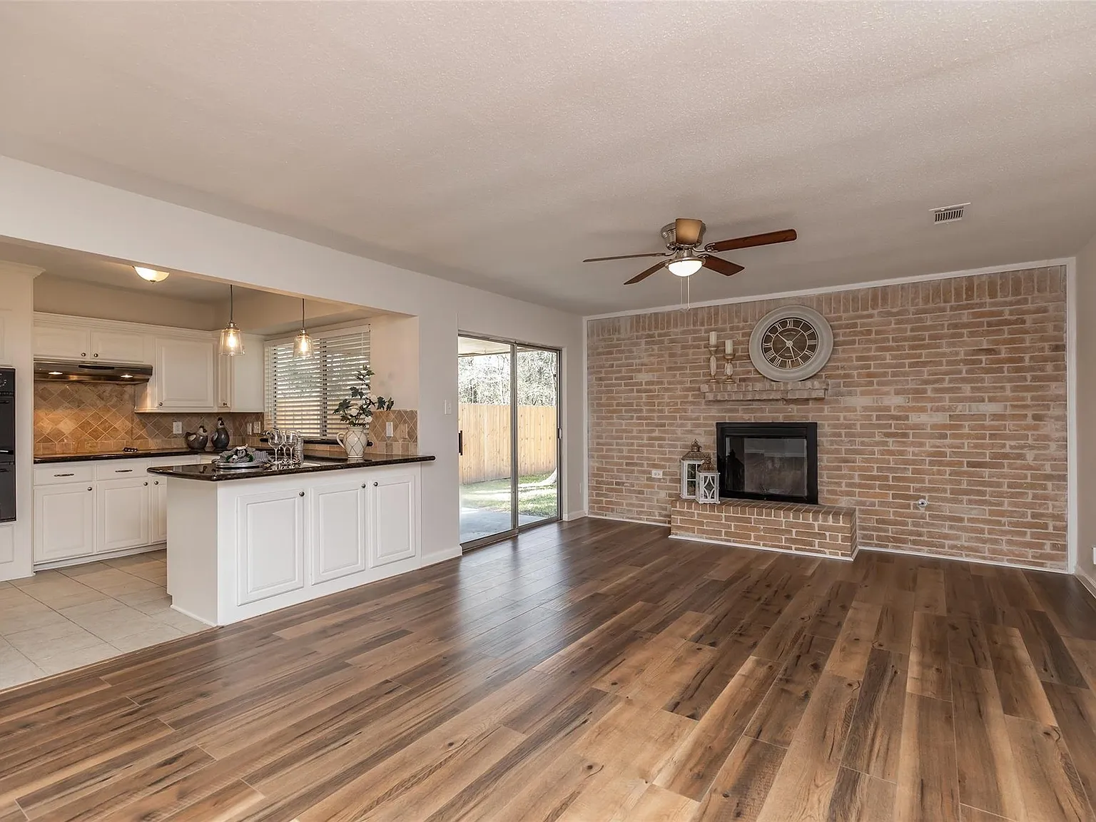3 bed, 2.0 bath, 1762 sqft, $2,400 — Photo 4