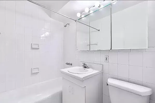 Rented by Manhattan Realty Group | media 7