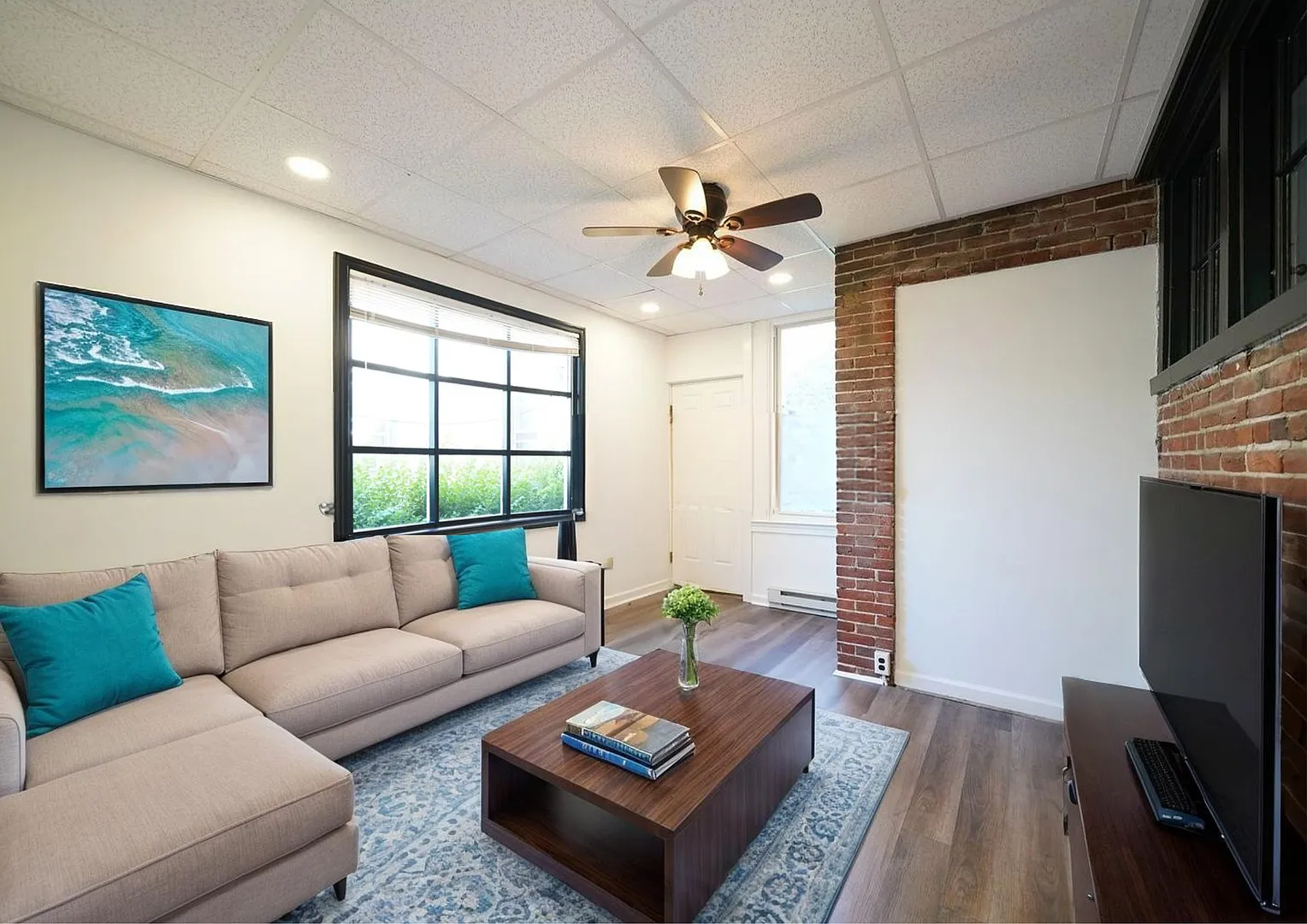 402 N Church St — Photo 1