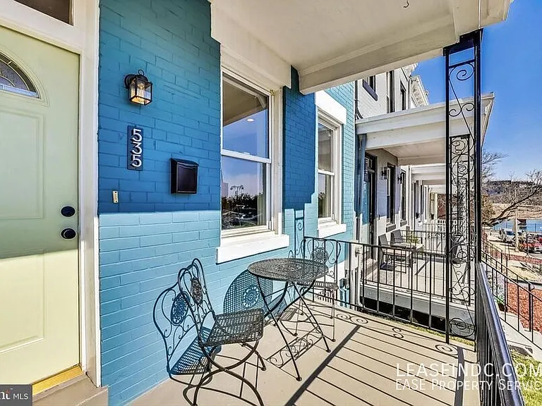535 Gresham Pl NW — Photo 2