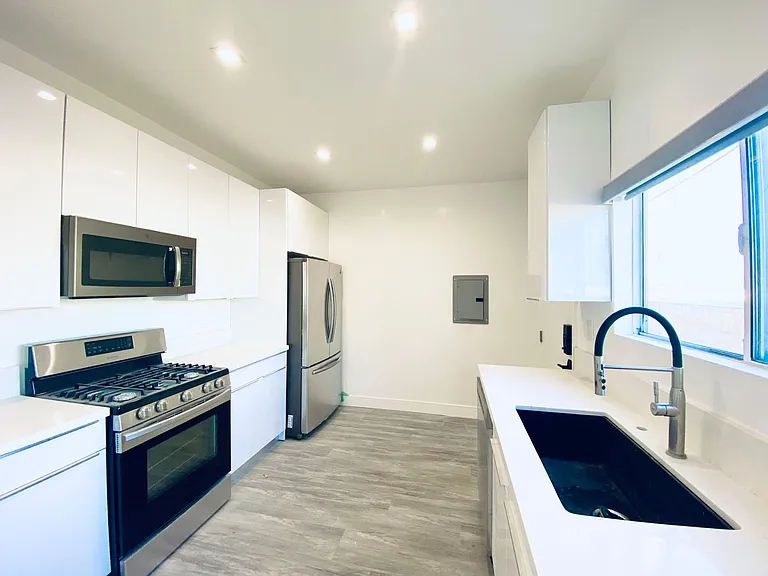 627 Brittania St — Photo 3