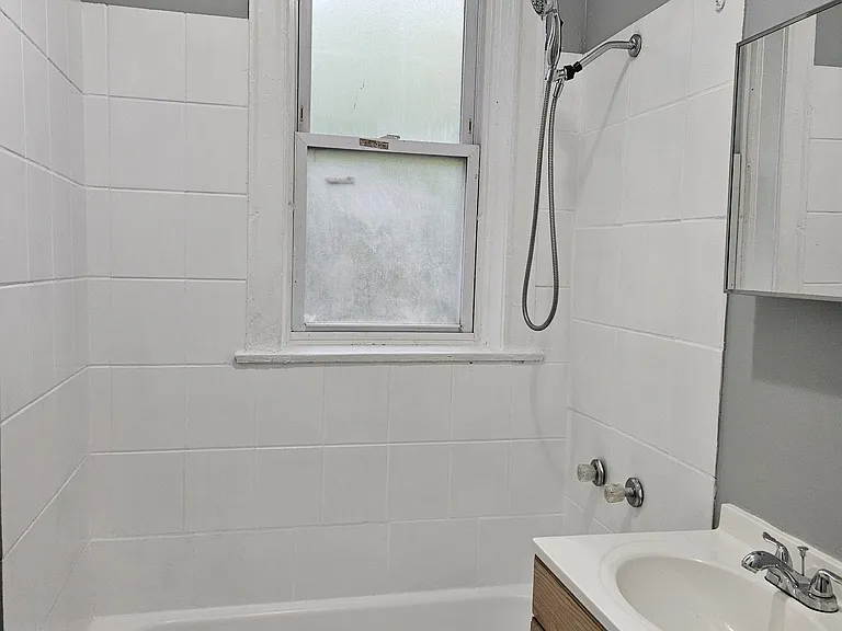 921 W 54th Pl #1F — Photo 8