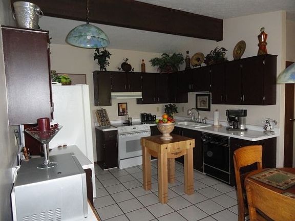 Spacious eat in kitchen w/ceramic