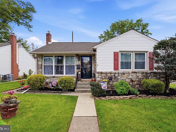 2nd image of 654 Oakdale Ave