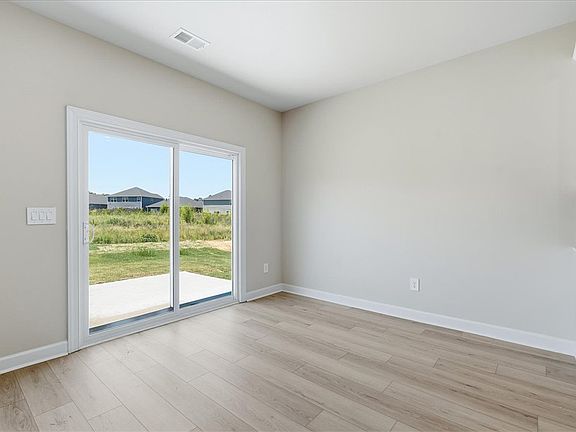 5th image of 725 Parry Ct