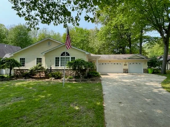 991 W Higgins Lake Dr, Roscommon, MI 48653