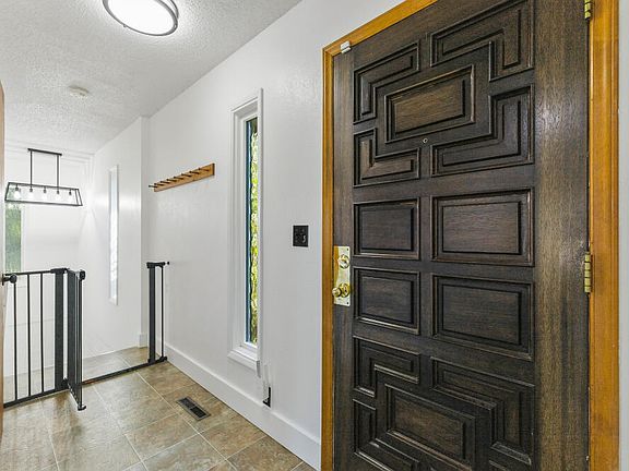 3rd image of 2530 Berkeley St