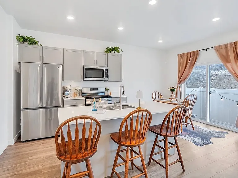 647 W Raintree Ln — Photo 3