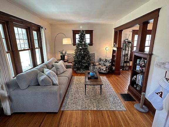 5th image of 117 Elmwood Park W
