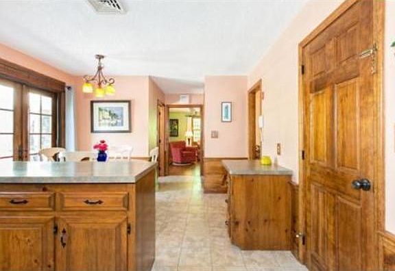 5th image of 22 Williamsburg Dr