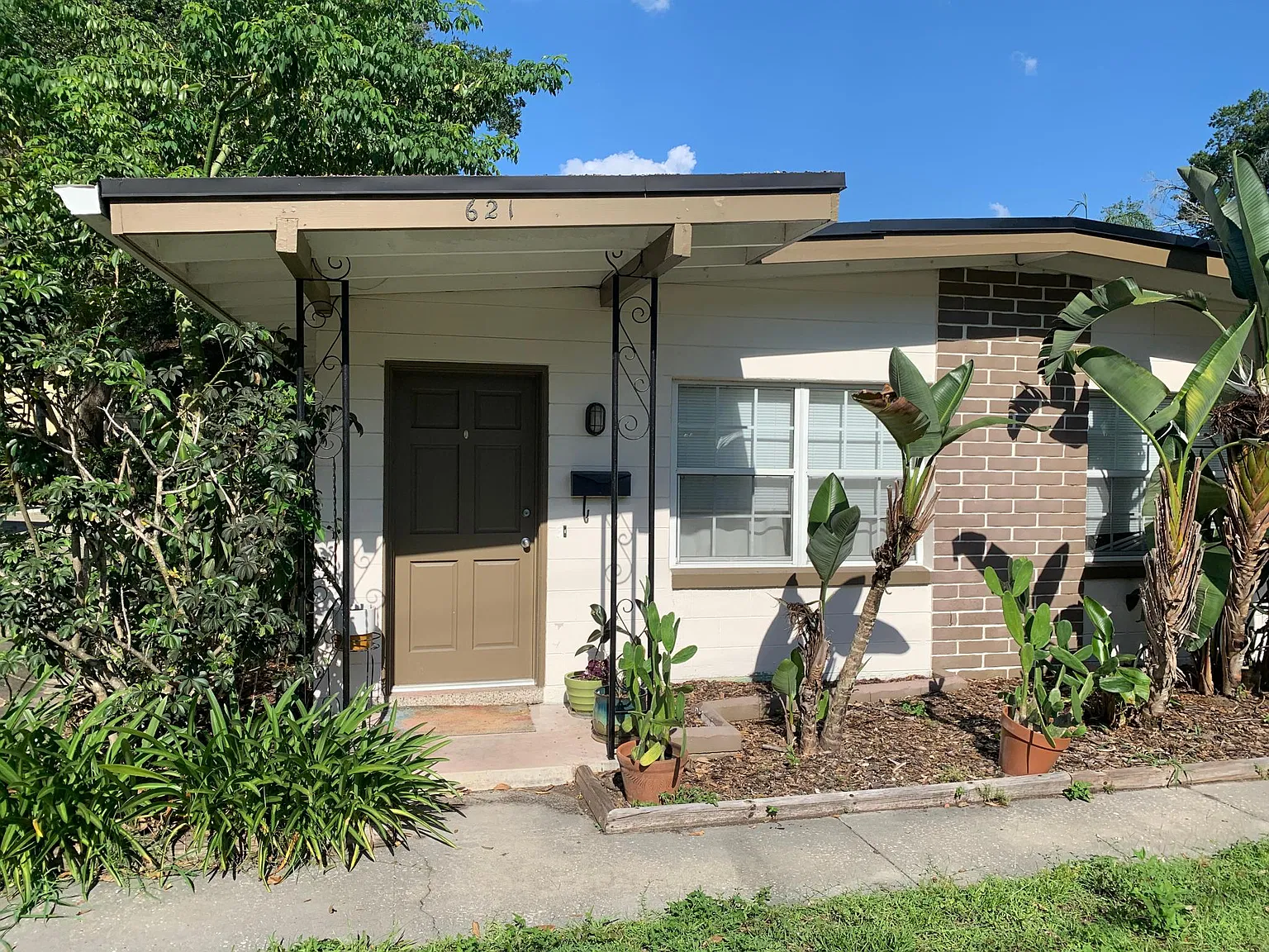 621 Bourne Pl — Photo 2
