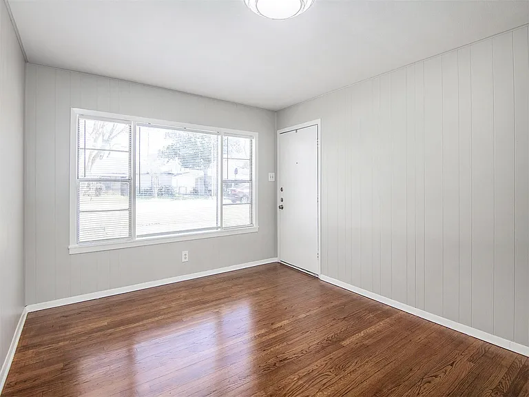 2215 Silverbonnet St — Photo 3
