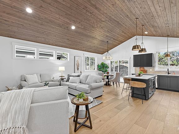 2nd image of 105 Bighorn Ct