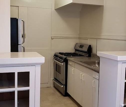 2nd image of 400 Dolores St
