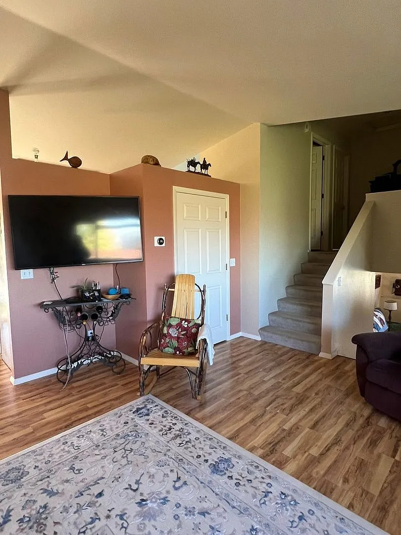 Furnished 4-Bedroom, 3-Bath Home with Spacious Backyard — Photo 3