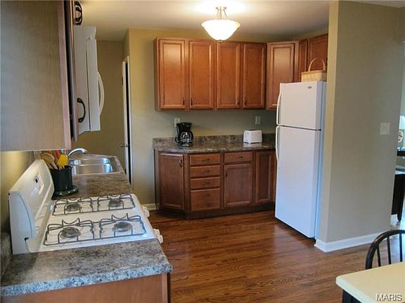 5th image of 140 De Smet Dr