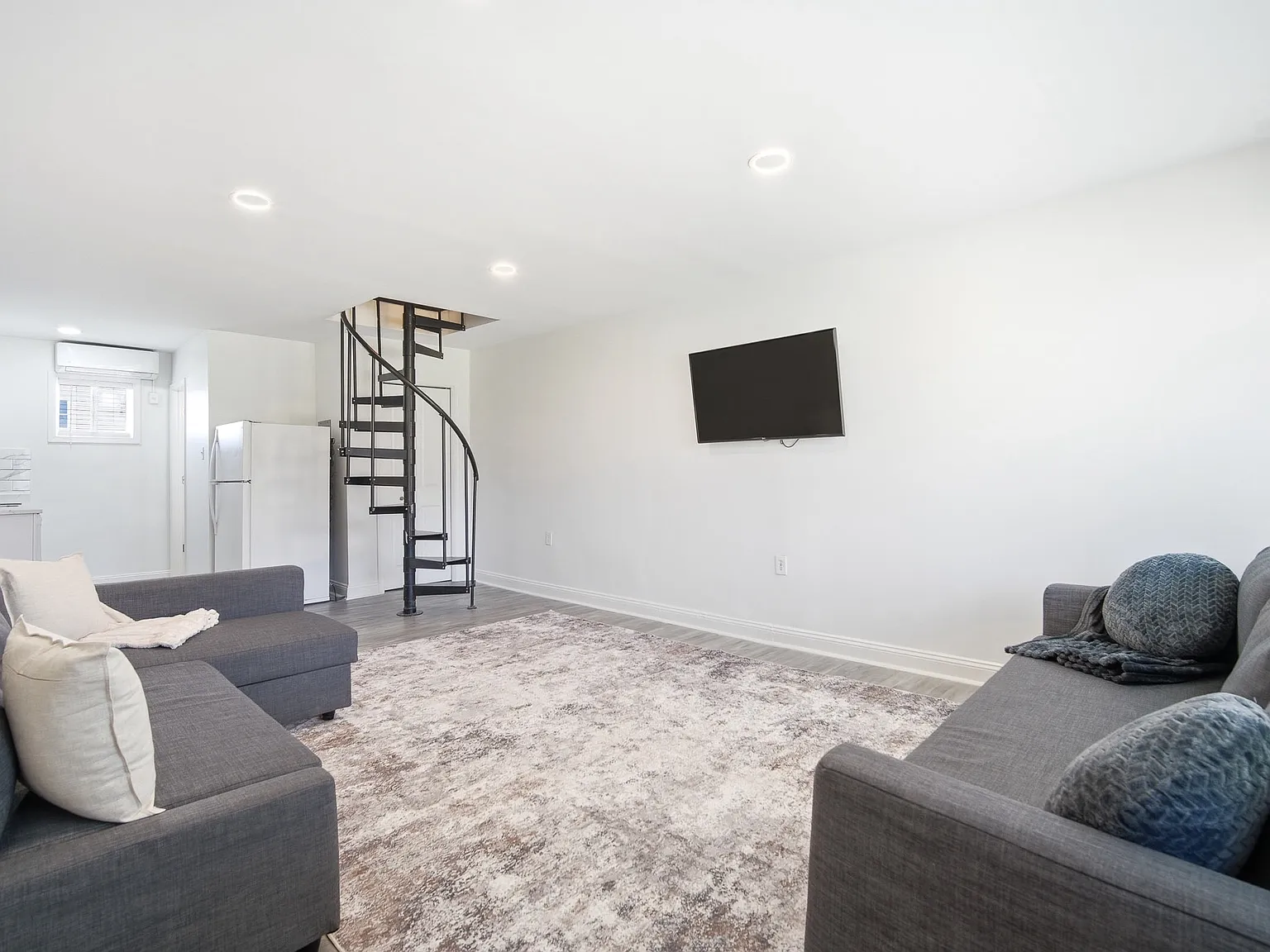 526 W Baker Ave — Photo 1