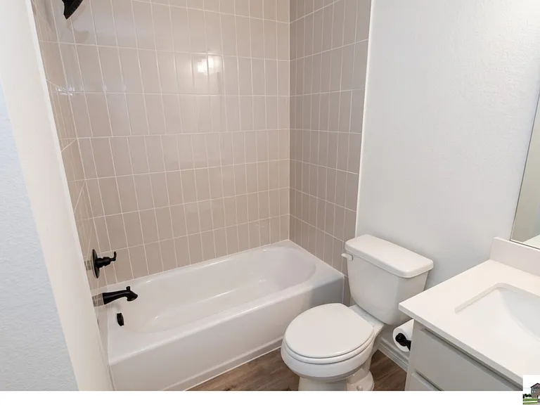 921 Ashwood Dr #A — Photo 7