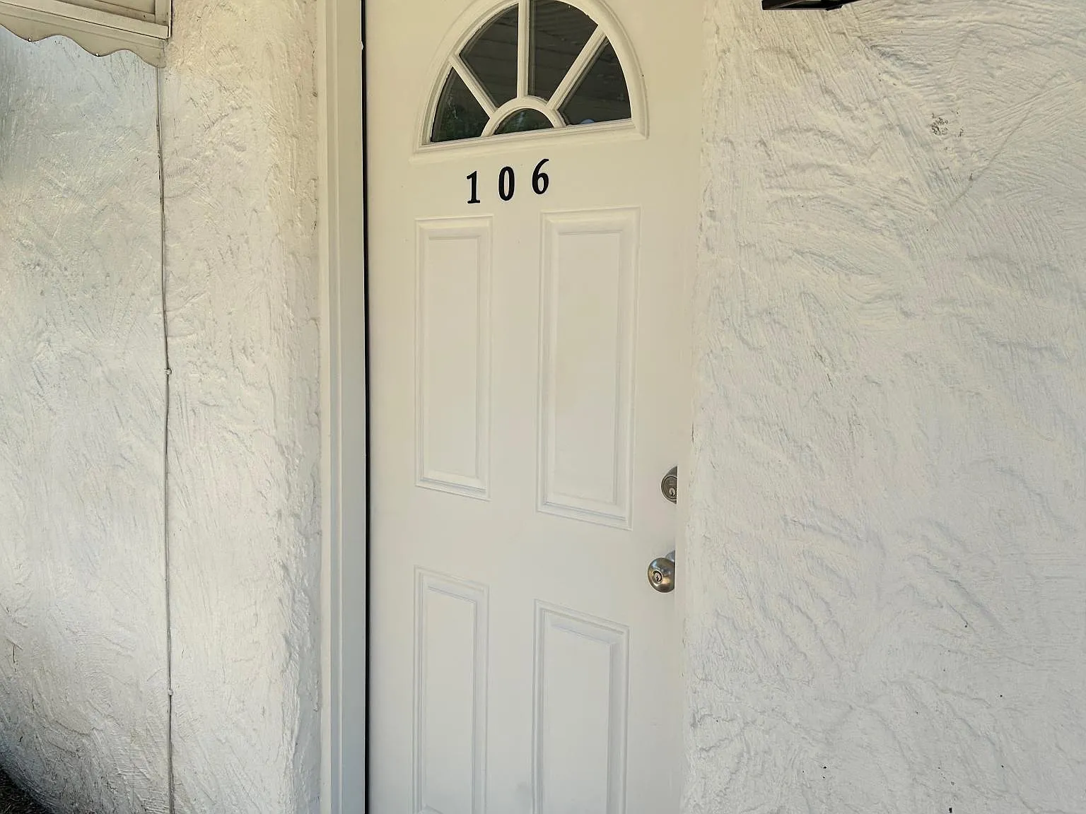 106 S Monroe Ave — Photo 3