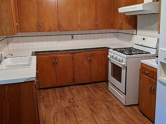 3rd image of 166 Clemens Ave
