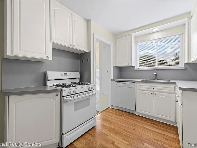 4521 Elmwood Ave — Photo 16