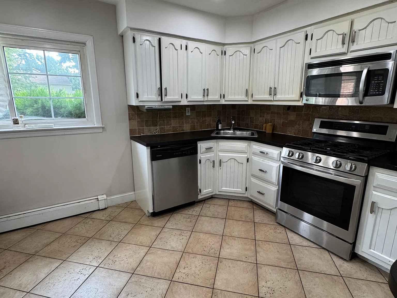 3 bed, 1164 sqft, $5,400 — Photo 3