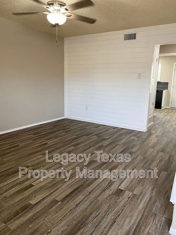 1 bed, 1.5 bath, 1000 sqft, $1,100 — Photo 1