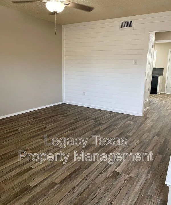 1409 Courtney Pl #B