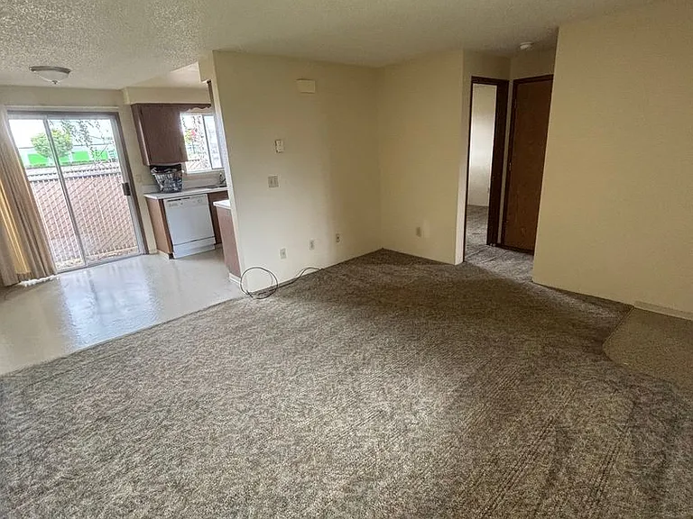 1 Bedroom 1 Bathroom at Hollywood Park Apartments — Photo 17