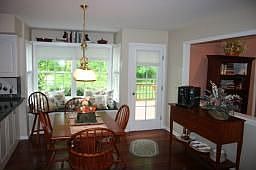 Eat in with doors to backyard 