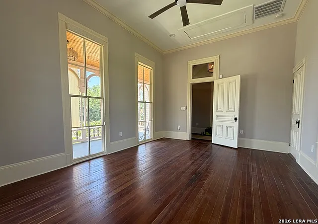 1133 E Crockett St — Photo 8