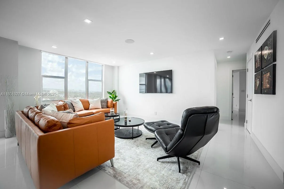 5600 Condo — Photo 2