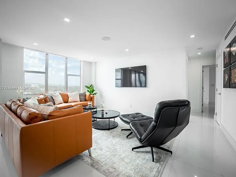 5600 Collins Ave #14K — Photo 2
