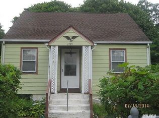 1729 E 3rd Ave, Bay Shore, NY 11706