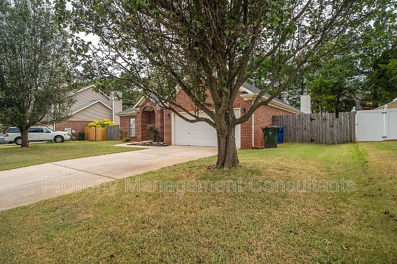 3 bed, 2.0 bath, 2516 sqft, $2,295 — Photo 3