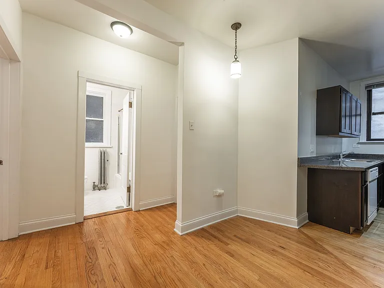 701-703 W Junior Ter — Photo 5