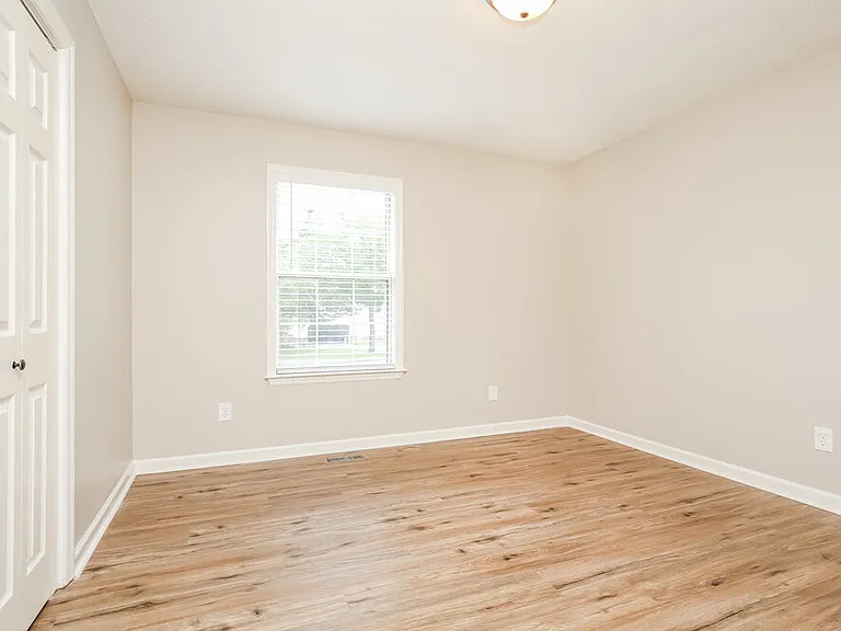 300 Southlake Dr — Photo 13
