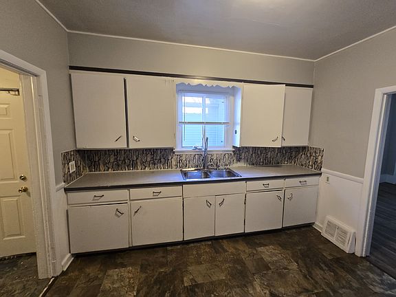 3rd image of 1113 Davis Ave NW