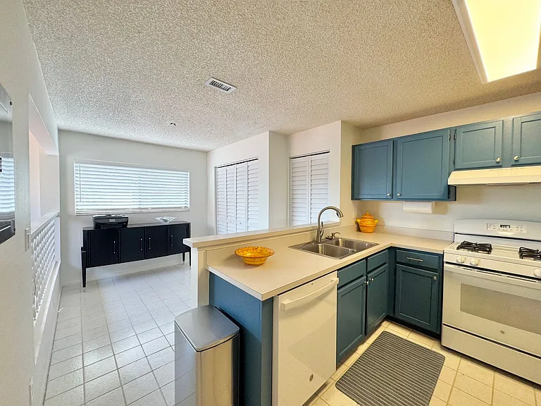 715 Magnolia Pl — Photo 7