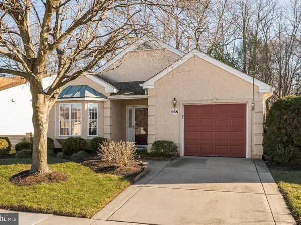 668 Cascade Dr S, Mount Laurel, NJ 08054