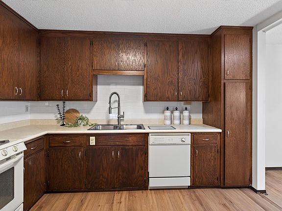 4th image of 71 Garden Dr