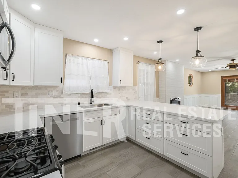 1721 Oakwood Dr — Photo 4