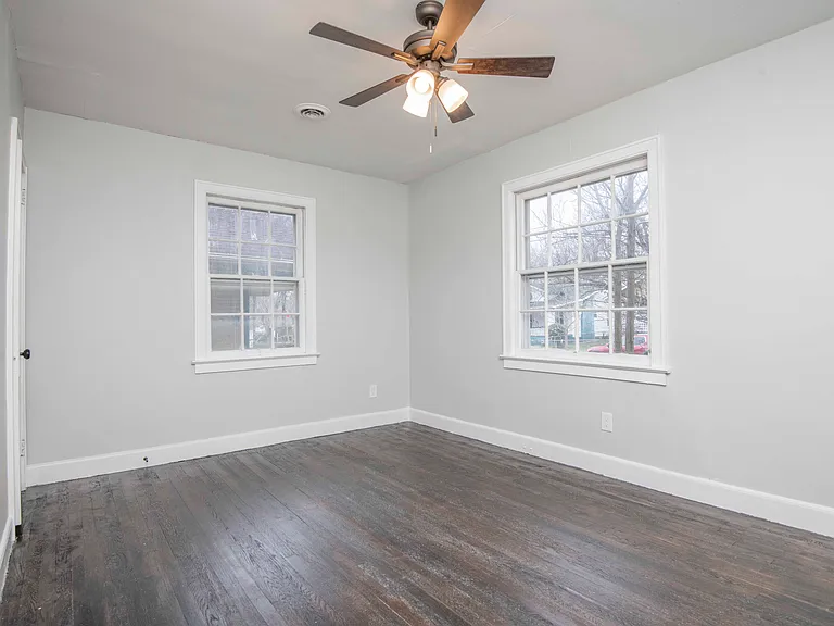 2440 Woodbine Ave — Photo 26