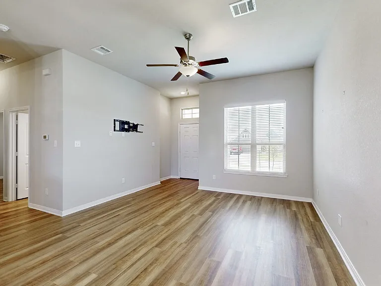 2030 Kathryn Dr — Photo 4